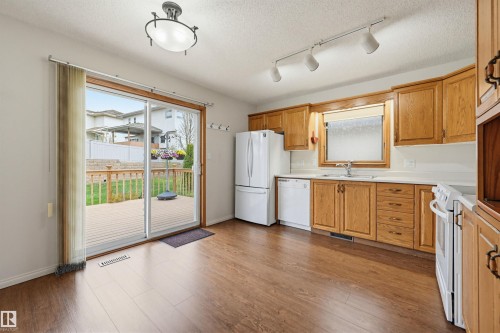 604 Revell Wynd, Edmonton, AB - Indoor Photo Showing Kitchen