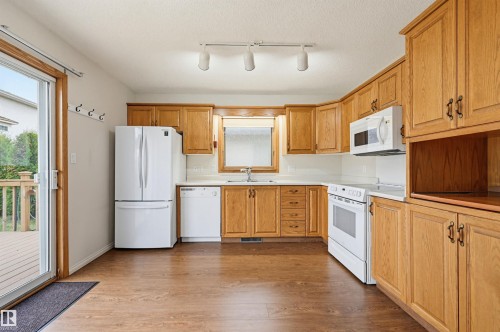 604 Revell Wynd, Edmonton, AB - Indoor Photo Showing Kitchen