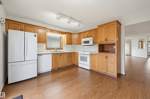 604 Revell Wynd, Edmonton, AB - Indoor Photo Showing Kitchen