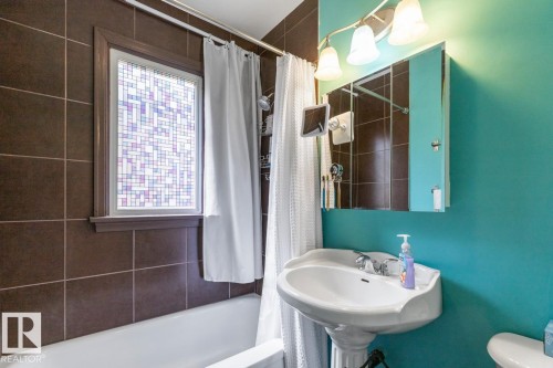 9908 87 Avenue, Edmonton, AB - Indoor Photo Showing Bathroom
