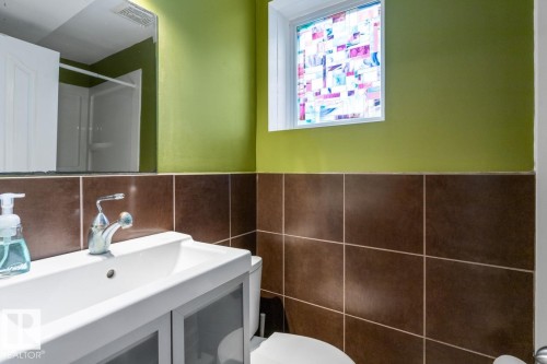 9908 87 Avenue, Edmonton, AB - Indoor Photo Showing Bathroom