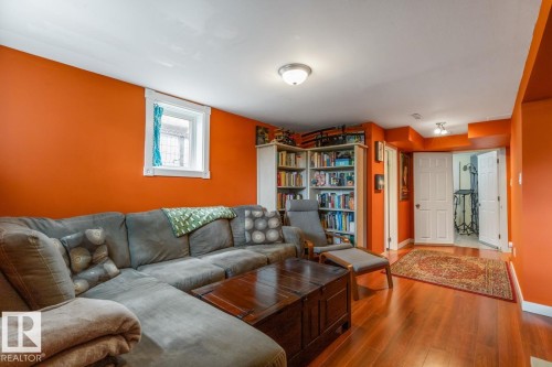 9908 87 Avenue, Edmonton, AB - Indoor Photo Showing Living Room
