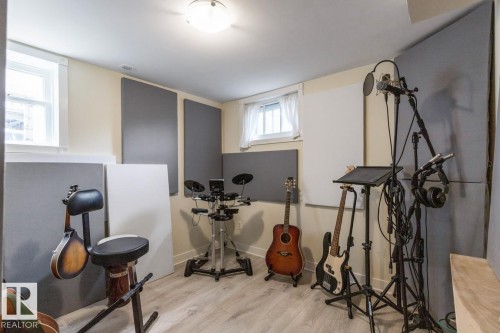 9908 87 Avenue, Edmonton, AB - Indoor Photo Showing Other Room