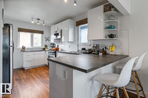 9908 87 Avenue, Edmonton, AB - Indoor