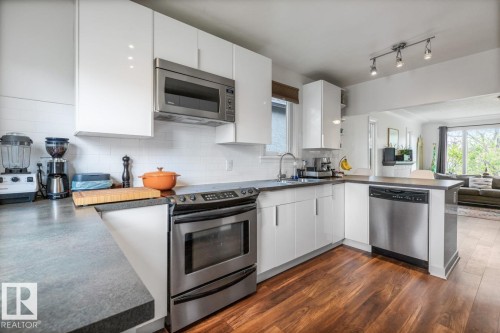 9908 87 Avenue, Edmonton, AB - Indoor Photo Showing Kitchen With Upgraded Kitchen