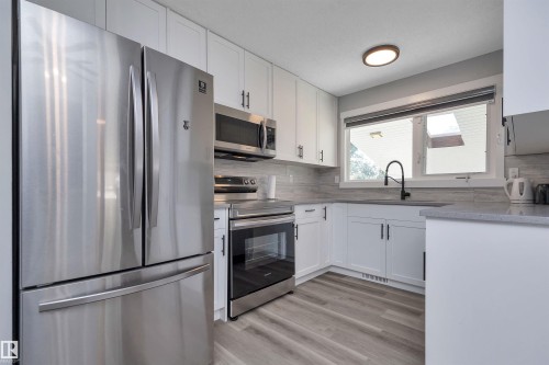 5223 43 Avenue, Leduc, AB - Indoor Photo Showing Kitchen With Upgraded Kitchen