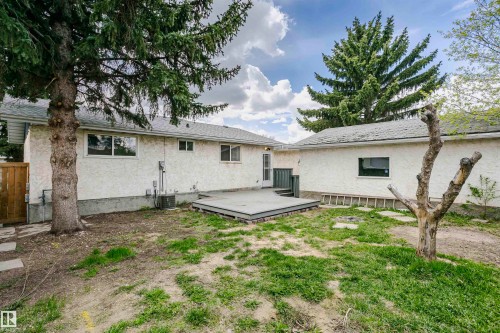 Large deck and private yard with brand new fence at rear. - 11436 161 Avenue, Edmonton, AB - Outdoor