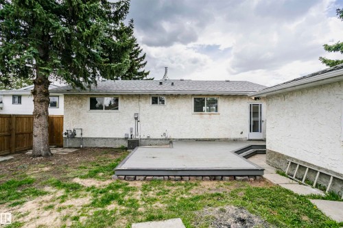 Large deck and private yard with brand new fence at rear. - 11436 161 Avenue, Edmonton, AB - Outdoor