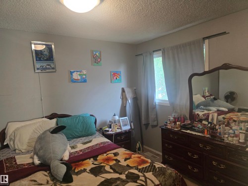 Room featuring light gray painted walls and a textured ceiling - 2554 79 Street, Edmonton, AB 