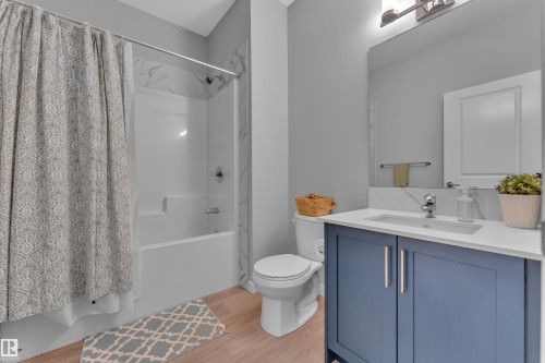 4135 Hawthorn Crest, Edmonton, AB - Indoor Photo Showing Bathroom