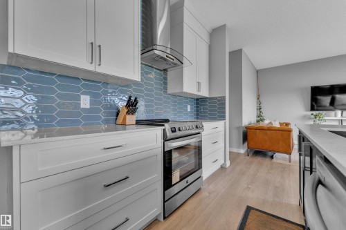 4135 Hawthorn Crest, Edmonton, AB - Indoor Photo Showing Kitchen