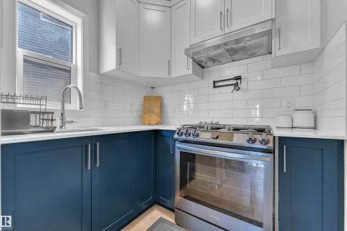 4135 Hawthorn Crest, Edmonton, AB - Indoor Photo Showing Kitchen With Upgraded Kitchen