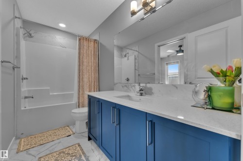 4135 Hawthorn Crest, Edmonton, AB - Indoor Photo Showing Bathroom