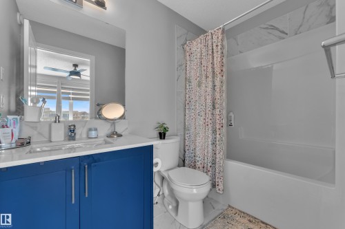4135 Hawthorn Crest, Edmonton, AB - Indoor Photo Showing Bathroom