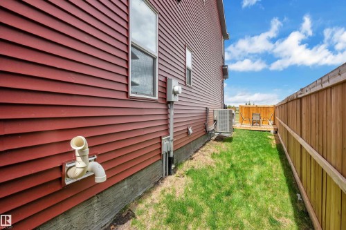 4135 Hawthorn Crest, Edmonton, AB - Outdoor