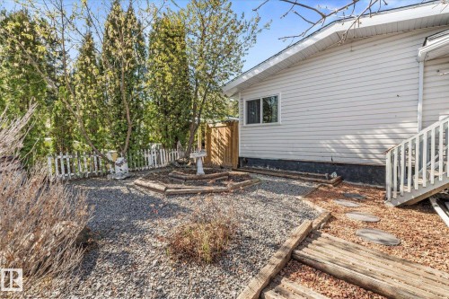 Exterior siding in a neutral tone with a white trim - 4759 48 Street, Onoway, AB - Outdoor