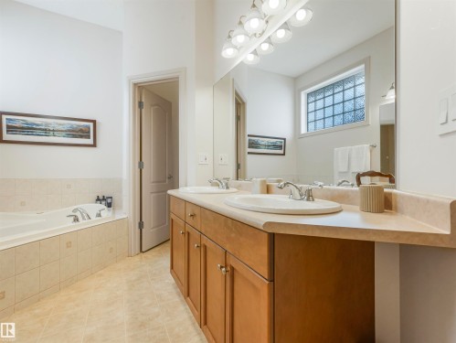 879 Drysdale Run Run, Edmonton, AB - Indoor Photo Showing Bathroom