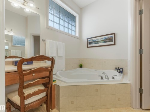 879 Drysdale Run Run, Edmonton, AB - Indoor Photo Showing Bathroom