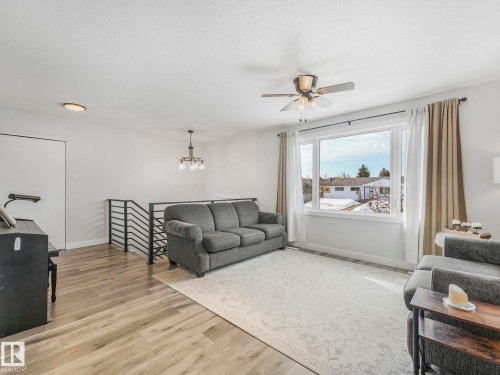 7336 149A Avenue, Edmonton, AB - Indoor Photo Showing Living Room