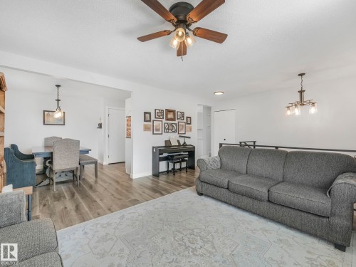 7336 149A Avenue, Edmonton, AB - Indoor Photo Showing Living Room