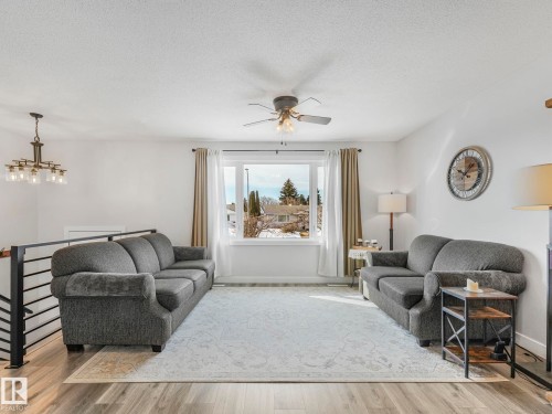 7336 149A Avenue, Edmonton, AB - Indoor Photo Showing Living Room