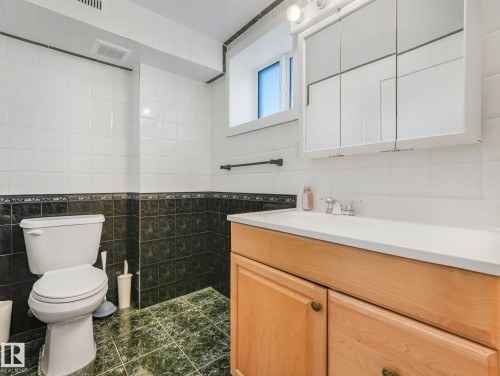 7336 149A Avenue, Edmonton, AB - Indoor Photo Showing Bathroom