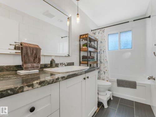 7336 149A Avenue, Edmonton, AB - Indoor Photo Showing Bathroom