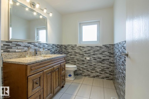 7007 10 Avenue, Edmonton, AB - Indoor Photo Showing Bathroom