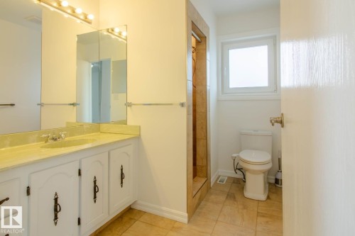 7007 10 Avenue, Edmonton, AB - Indoor Photo Showing Bathroom