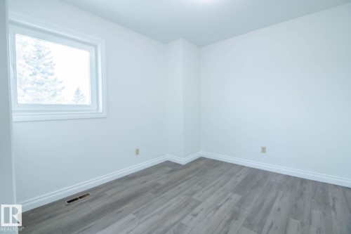7007 10 Avenue, Edmonton, AB - Indoor Photo Showing Other Room