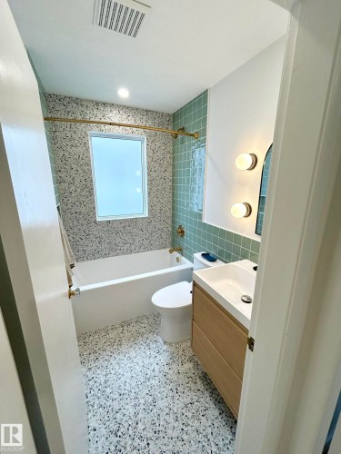 8516 64 Avenue, Edmonton, AB - Indoor Photo Showing Bathroom