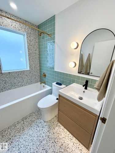 8516 64 Avenue, Edmonton, AB - Indoor Photo Showing Bathroom
