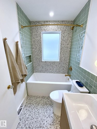 8516 64 Avenue, Edmonton, AB - Indoor Photo Showing Bathroom