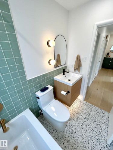 8516 64 Avenue, Edmonton, AB - Indoor Photo Showing Bathroom