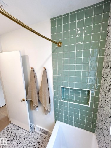 8516 64 Avenue, Edmonton, AB - Indoor Photo Showing Bathroom