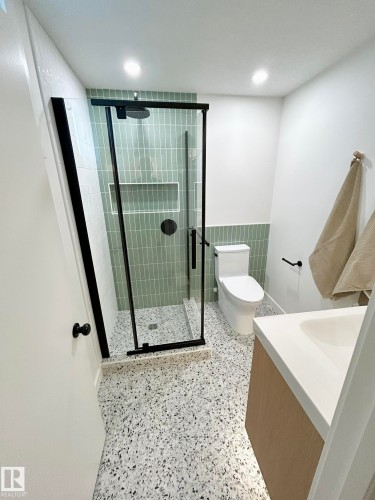 8516 64 Avenue, Edmonton, AB - Indoor Photo Showing Bathroom