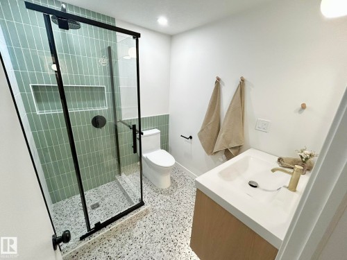 8516 64 Avenue, Edmonton, AB - Indoor Photo Showing Bathroom