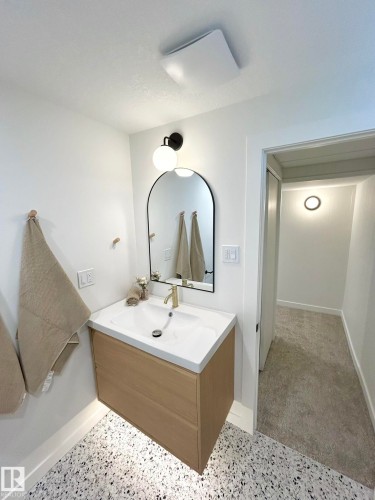 8516 64 Avenue, Edmonton, AB - Indoor Photo Showing Bathroom