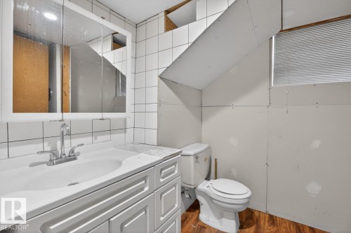 8326 81 Avenue, Edmonton, AB - Indoor Photo Showing Bathroom