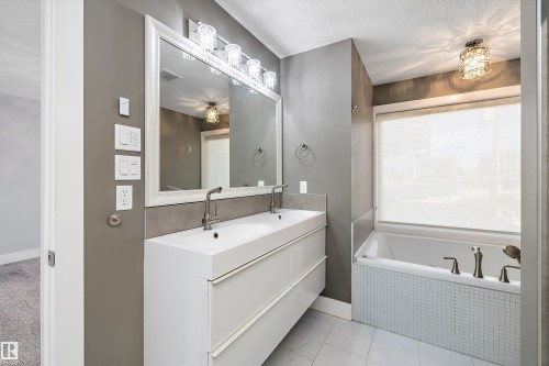 14026 101A Avenue, Edmonton, AB - Indoor Photo Showing Bathroom
