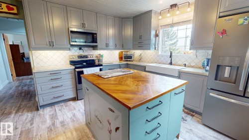 55268 Range Road 212, Rural Strathcona County, AB - Indoor Photo Showing Kitchen
