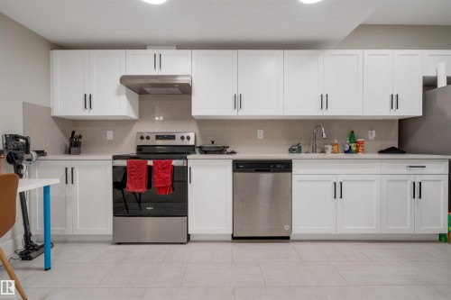 22916 95 Avenue, Edmonton, AB - Indoor Photo Showing Kitchen