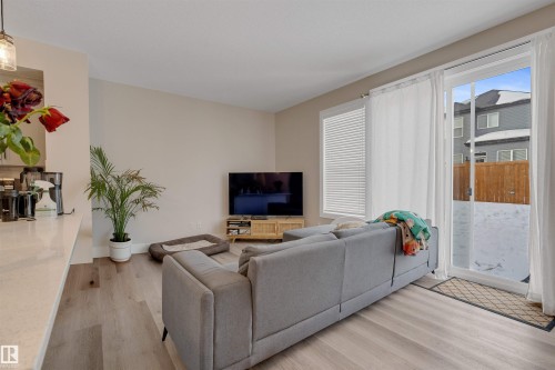 22916 95 Avenue, Edmonton, AB - Indoor Photo Showing Living Room