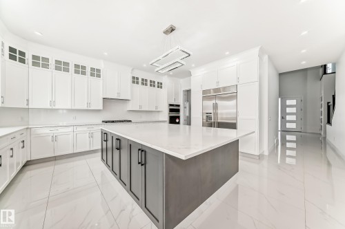 340 33 Ave, Edmonton, AB - Indoor Photo Showing Kitchen