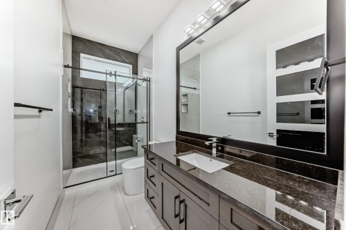 340 33 Ave, Edmonton, AB - Indoor Photo Showing Bathroom