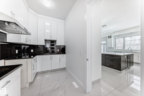 340 33 Ave, Edmonton, AB - Indoor Photo Showing Kitchen