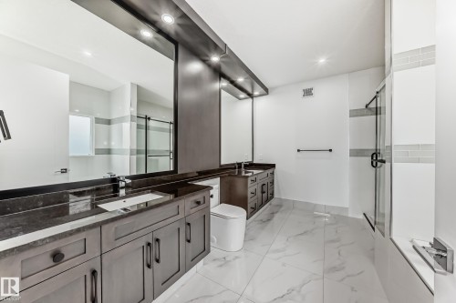 340 33 Ave, Edmonton, AB - Indoor Photo Showing Bathroom
