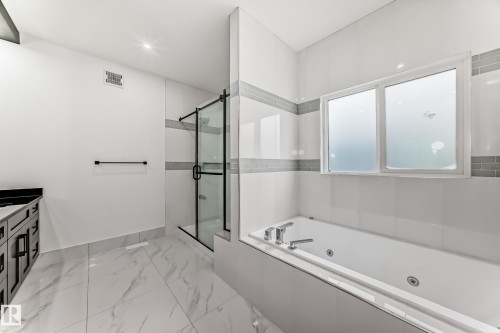 340 33 Ave, Edmonton, AB - Indoor Photo Showing Bathroom
