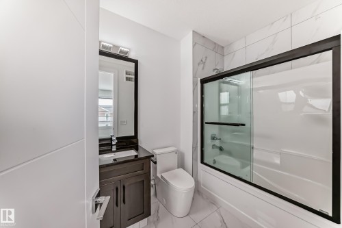 340 33 Ave, Edmonton, AB - Indoor Photo Showing Bathroom