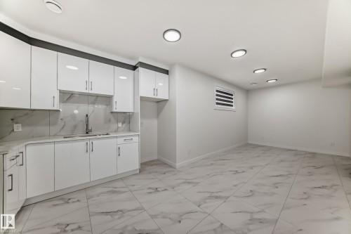 340 33 Ave, Edmonton, AB - Indoor Photo Showing Kitchen